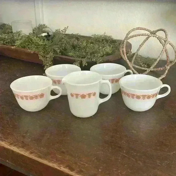 Set of VTG PYREX BUTTERFLY GOLD 1410 MILK GLASS 4Coffee Tea Mugs & 1 Creamer - Picture 1 of 5